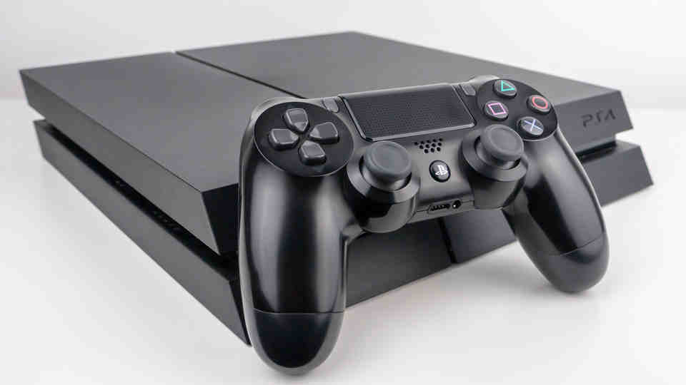 La pénurie de PS5 aurait conduit Sony à fabriquer plus de PS4 que prévu initialement