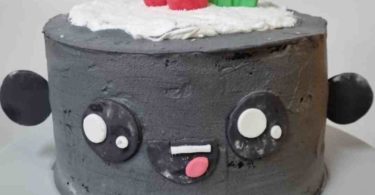 Un fan de PlayStation présente un superbe gâteau d'anniversaire sur le thème de la PS5